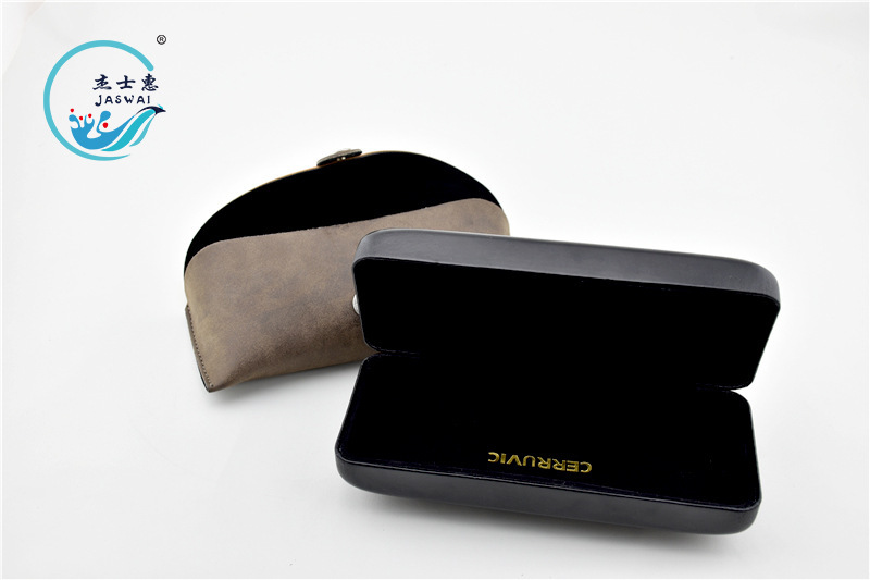 The manufacturer customises the box with flexible leather glasses bags and button-up glasses.