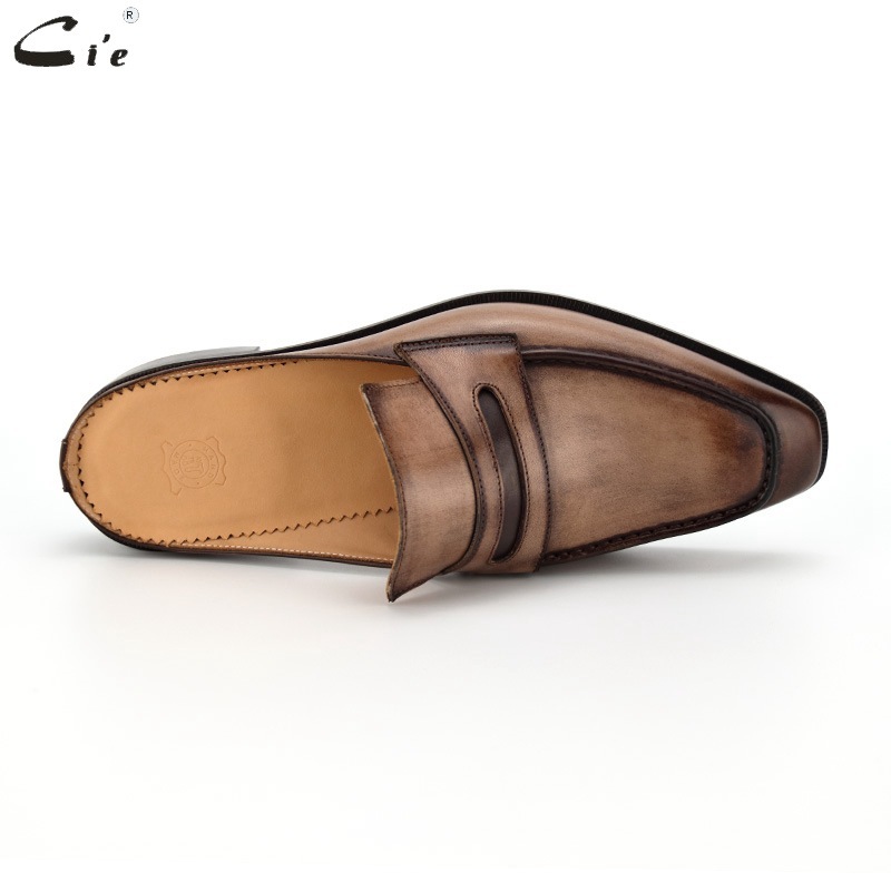 Hand-skin shoe factory sells their Episode Male slipper real store to test for Penny male shoes.