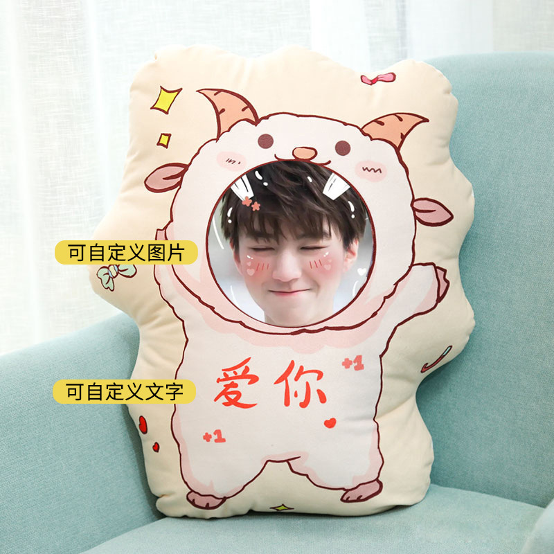 Wang Jun-kai's face is in a pillow, and DIY's picture of the doll is a cartoon doll.