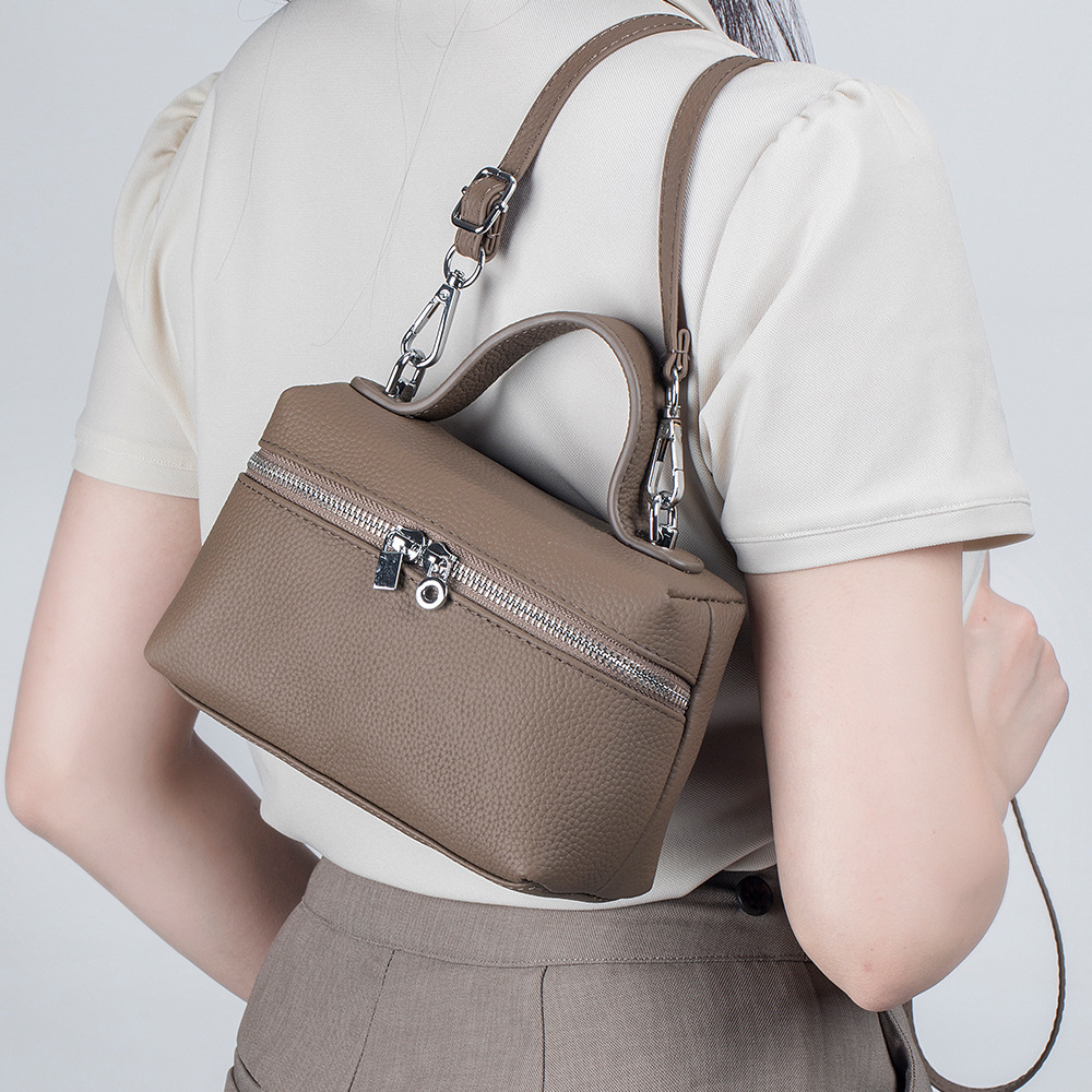 A new small-tempered rice box with a real girl's handbag with a simple head-covered cow skin about one-shoulder-slashed bun.