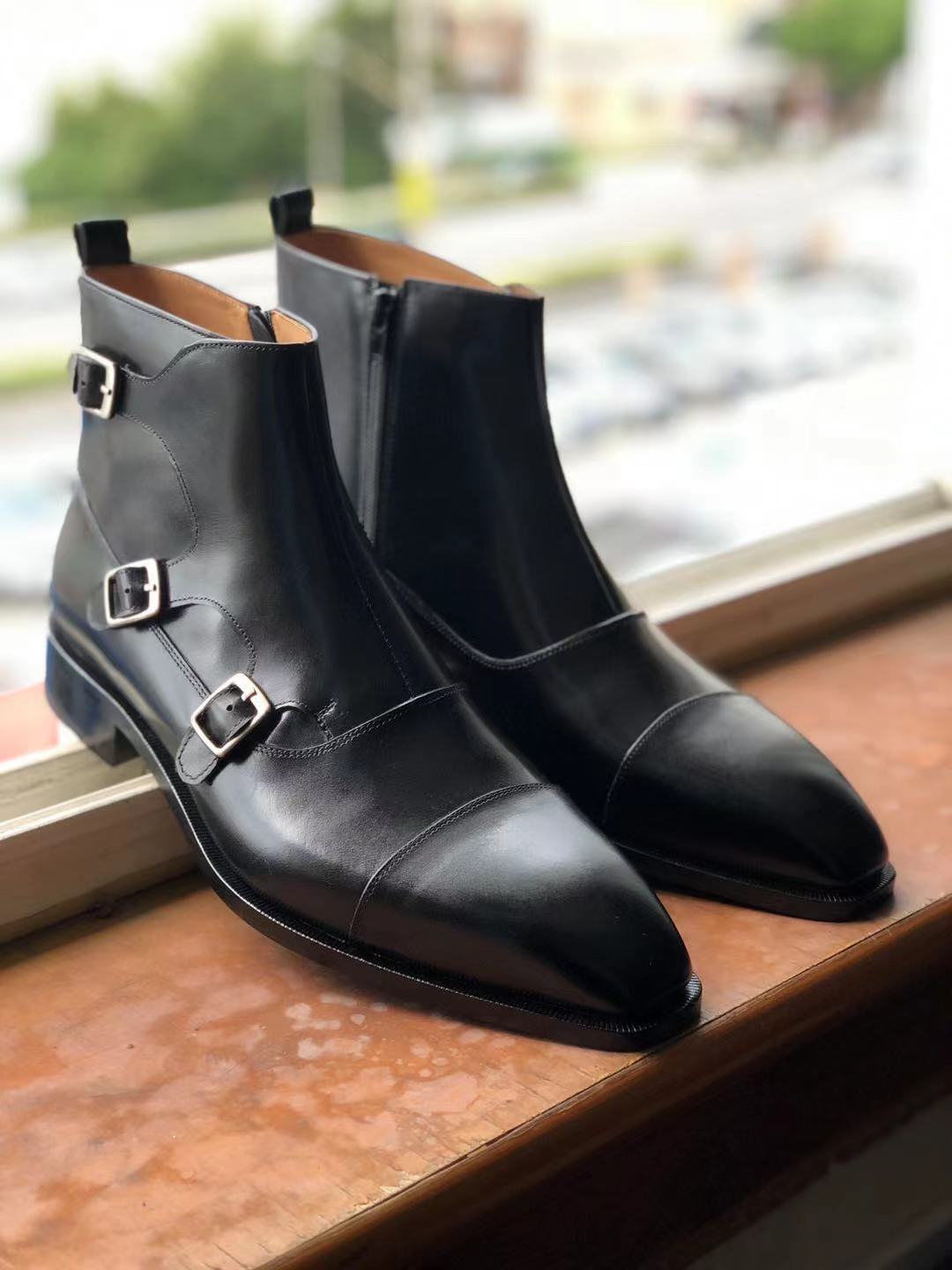 A man's boots in the spring and autumn, and a man's boots in the middle of Martin's boots.
