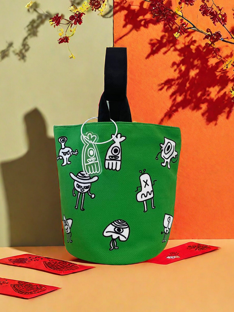 To customise the hand-carved buckets of ins-dais and rags of logo pets to make a canvas bag.