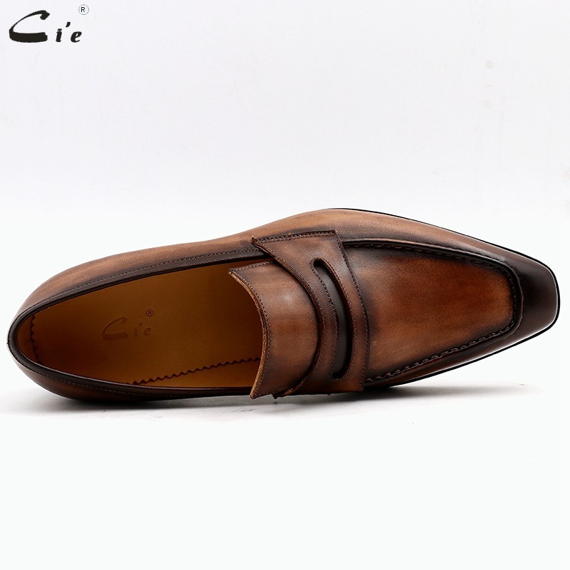 The factory sells the oxen skin, hand-made suture-suture-suture man's shoes, and the hand-painted Penny's shoes.