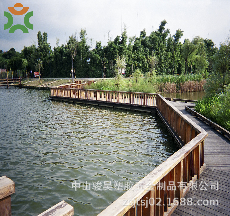 The floating landscape wood plume, the docks, the pontoon bridge.