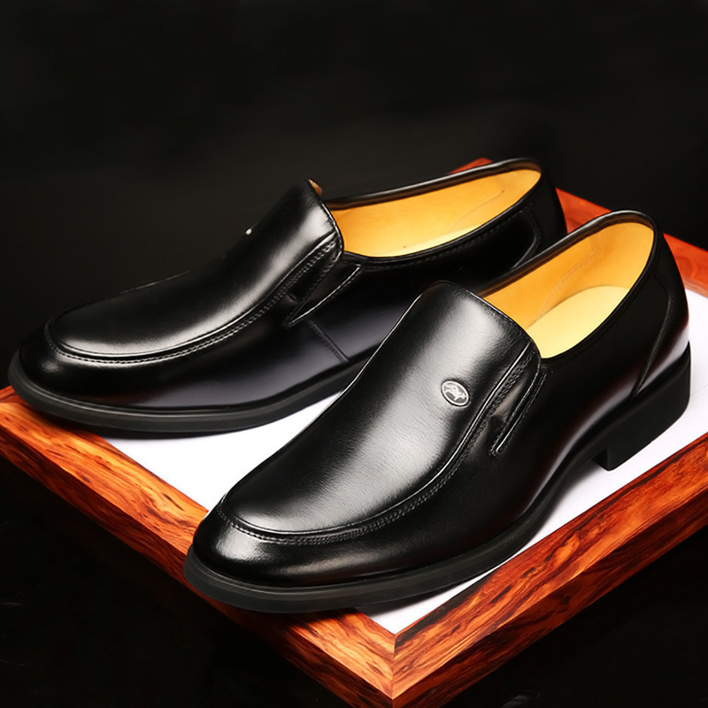 Men ' s commercial and leisure shoes are in the foot of an old man ' s soft and comfy shoes are being processed at wholesale prices.