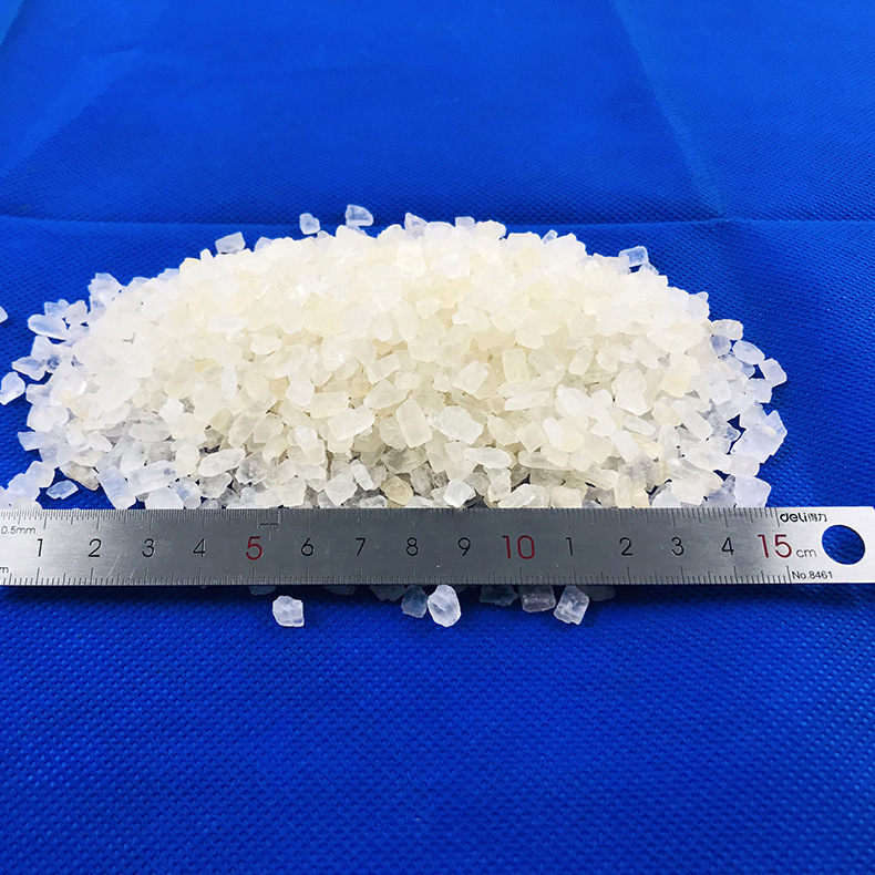 Large quantities of sunbathed salt with large grains of salt, small grains of salt to feed fish baths of high quality.