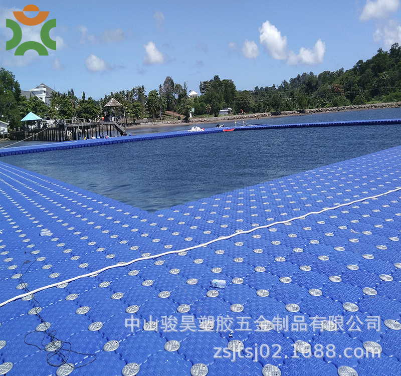 The plastic floats, floating water, swimming pools, floats, pier platforms.