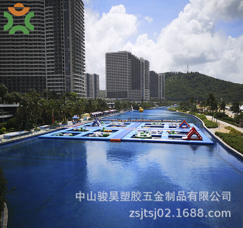 The plastic floats, floating water, swimming pools, floats, pier platforms.