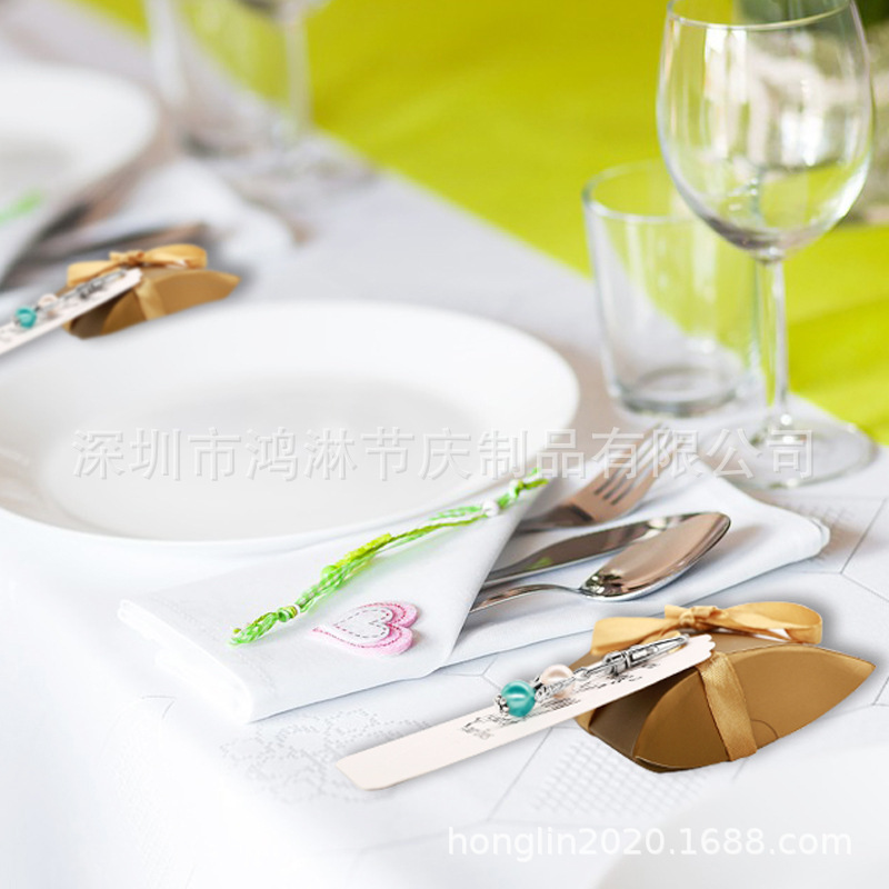 Hộp đường sáng tạo và đôi cánh thiên thần chìa khóa đám cưới ở Âu Châu.