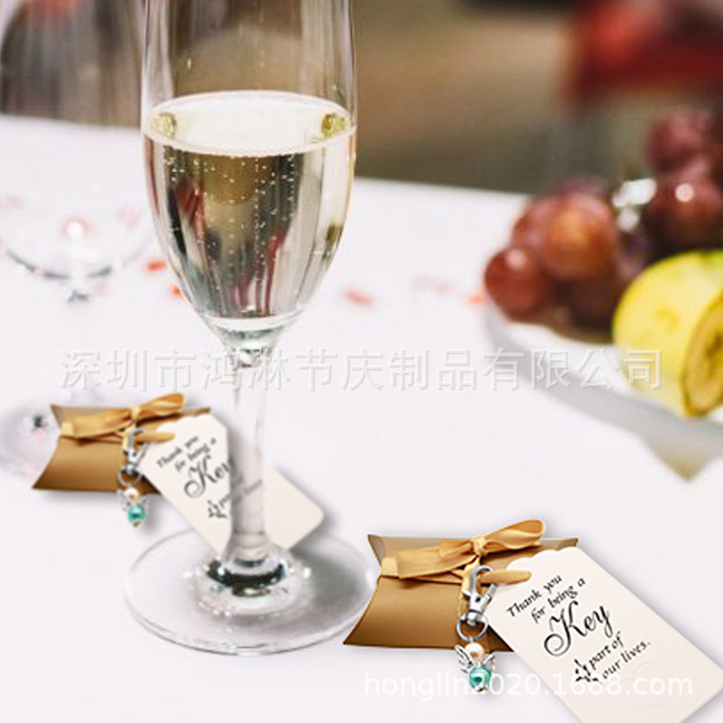 Hộp đường sáng tạo và đôi cánh thiên thần chìa khóa đám cưới ở Âu Châu.