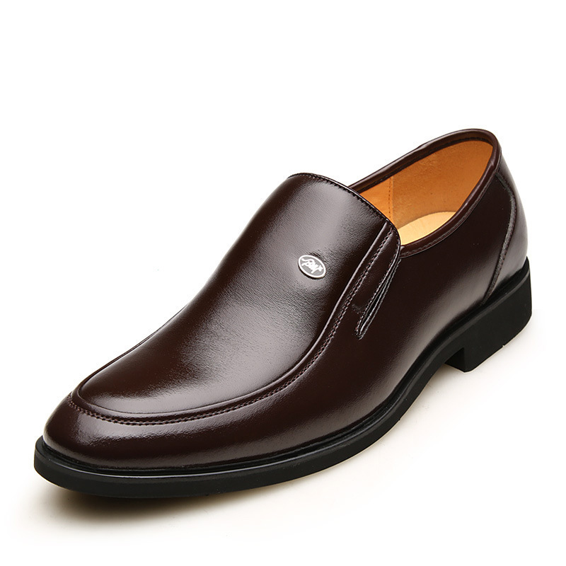 Men ' s commercial and leisure shoes are in the foot of an old man ' s soft and comfy shoes are being processed at wholesale prices.