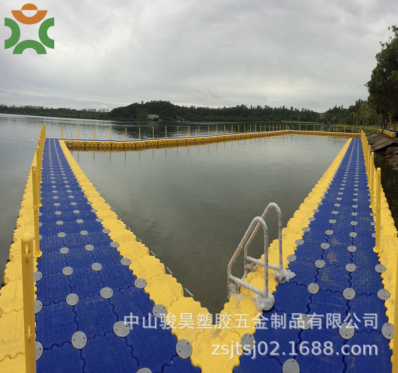 The plastic floats, floating water, swimming pools, floats, pier platforms.