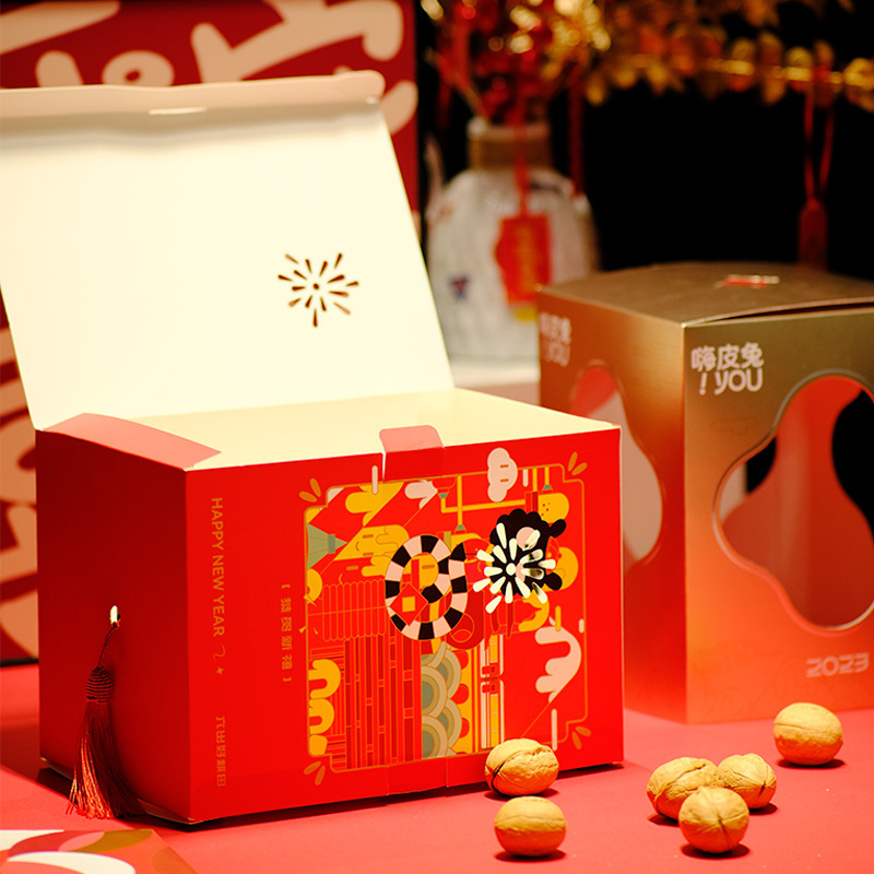 New year's box, Chinese windlight box, and a high-end hand-held snack box for family and friends.