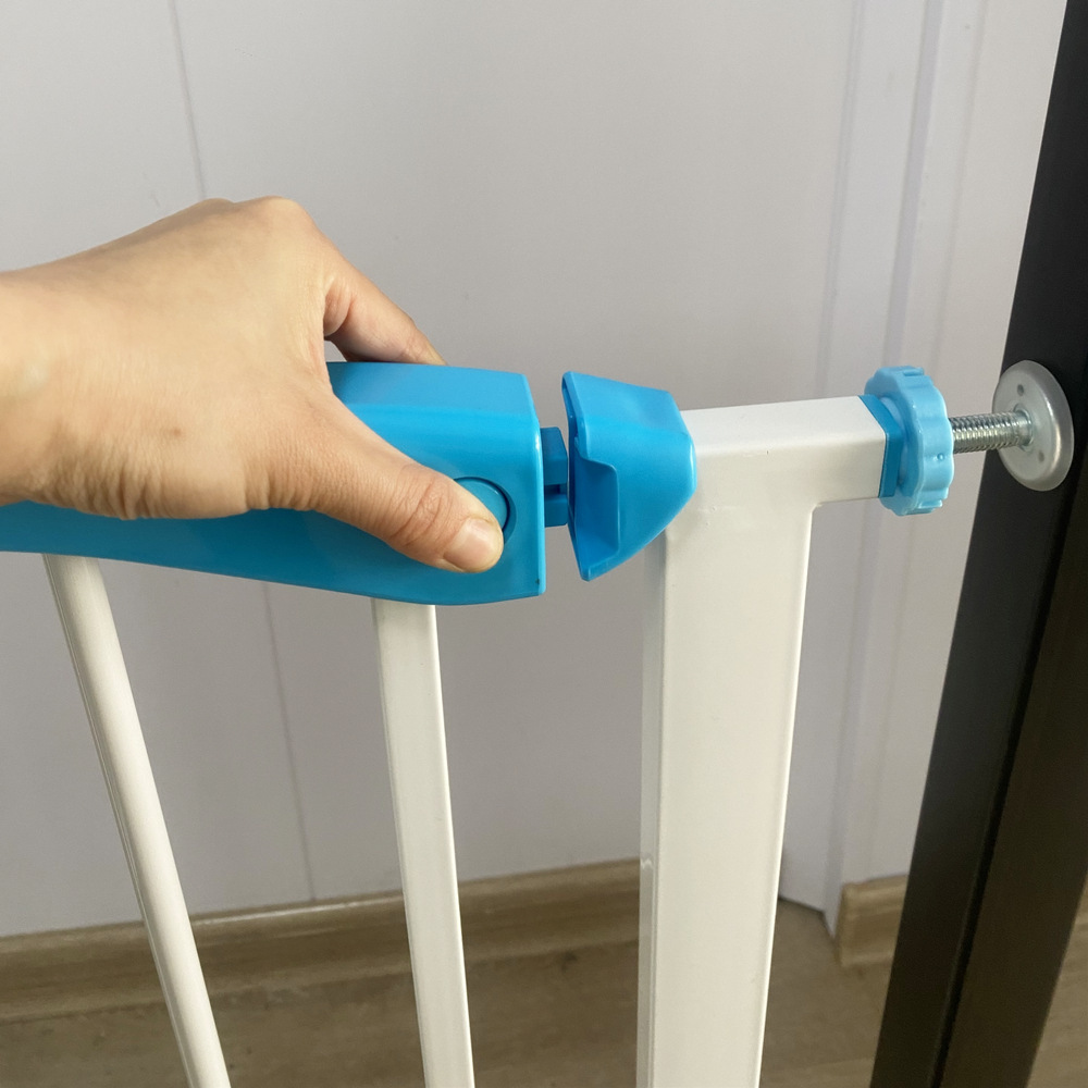 The iron-free automatic re-entry of the baby and baby safety fence.