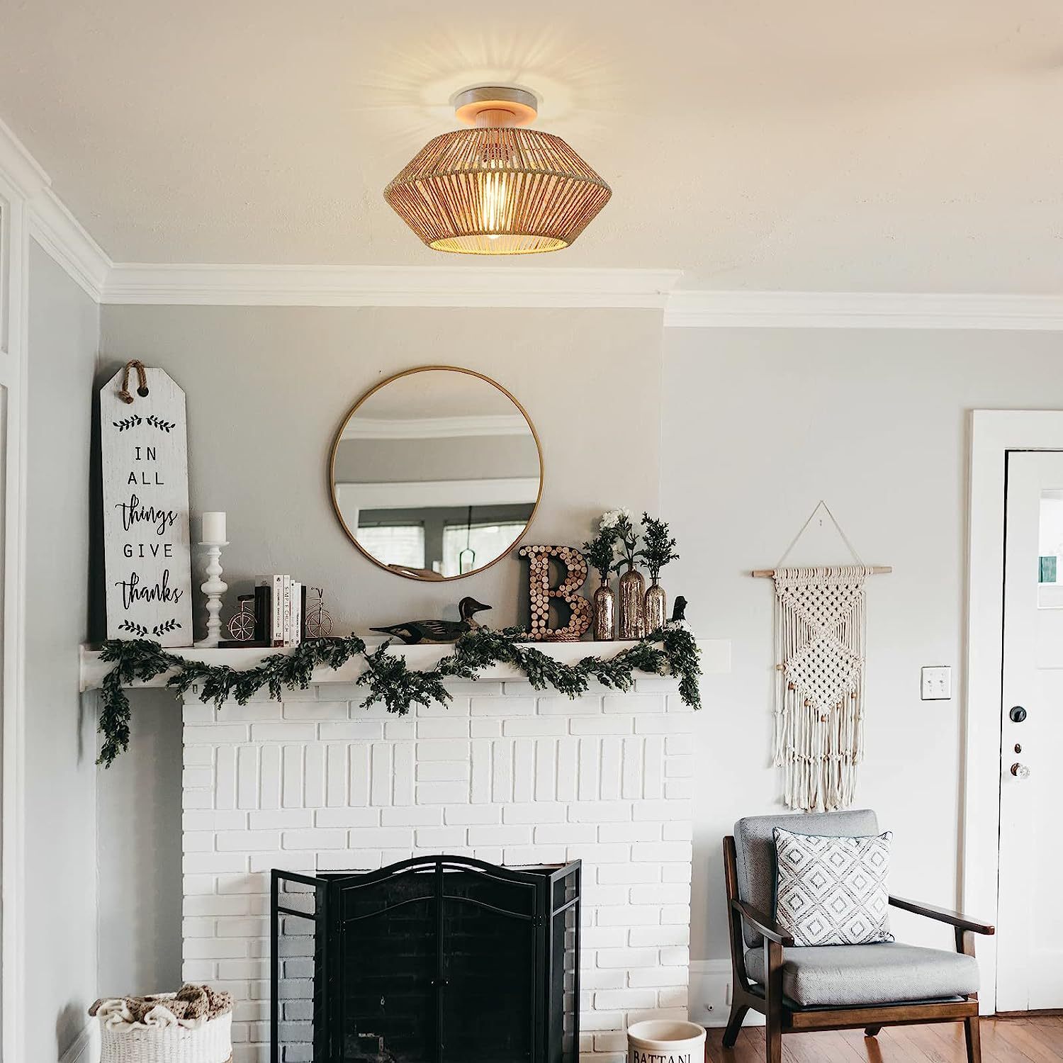 Cross-border use of the pedestal lamp, which is designed to absorb the pedestals of the U.S. crochets.