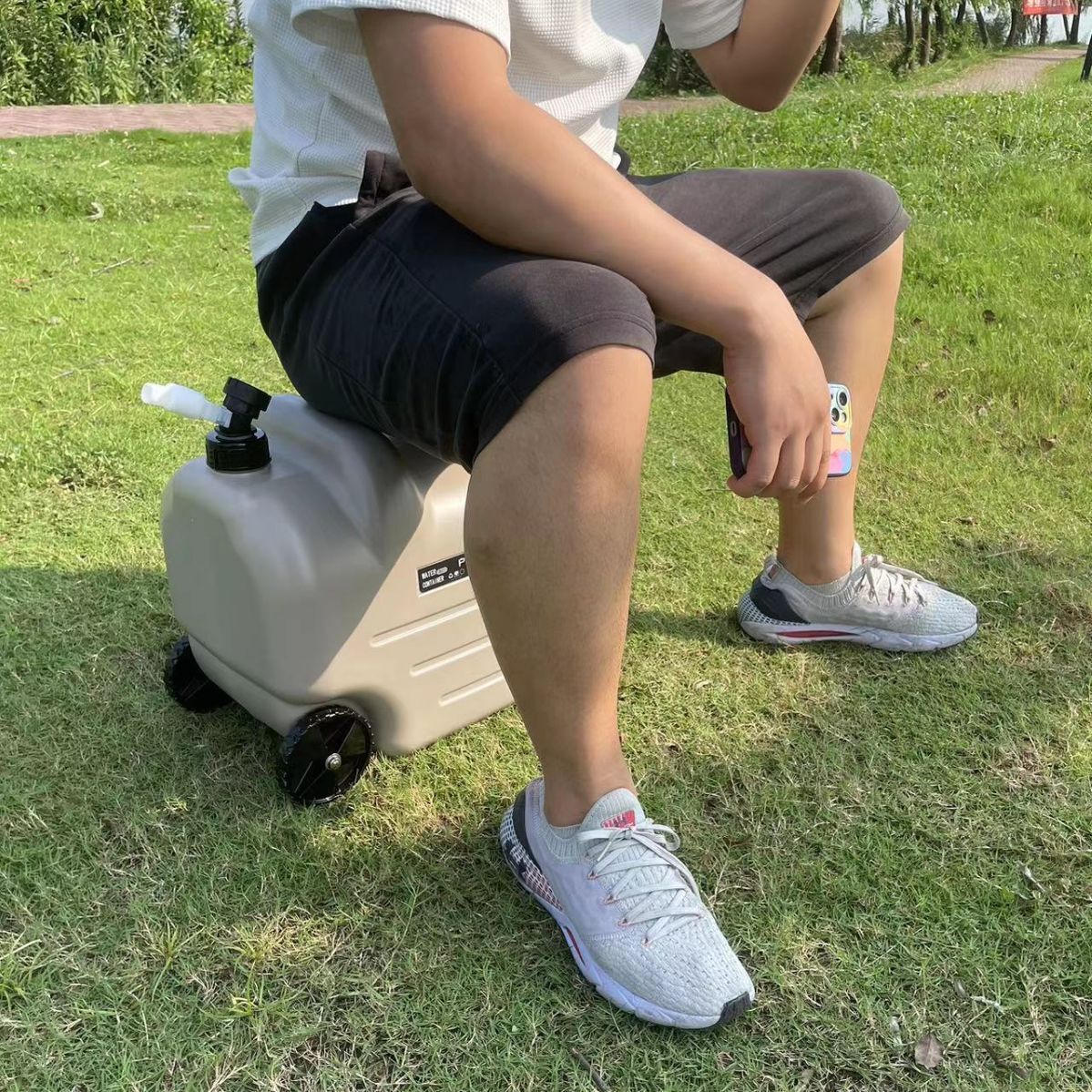 The outdoor camping is accompanied by a bucket of water and a tap of water, with a large capacity on a cruiser and a water tank.