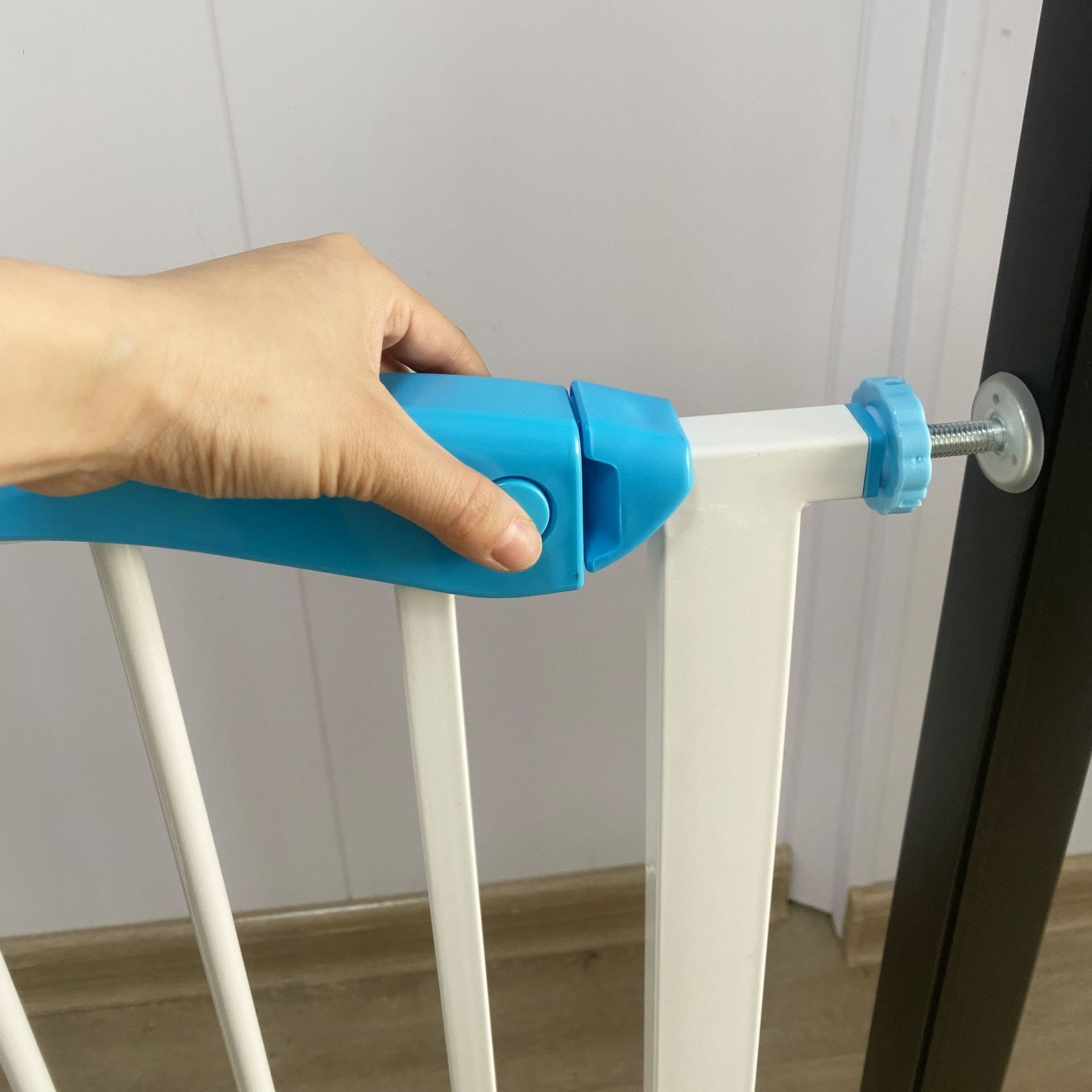 The iron-free automatic re-entry of the baby and baby safety fence.