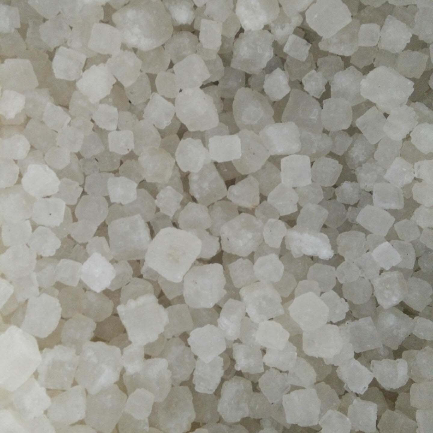 Large quantities of large grains of salt, sunbath salt in the mountains, refined salt.