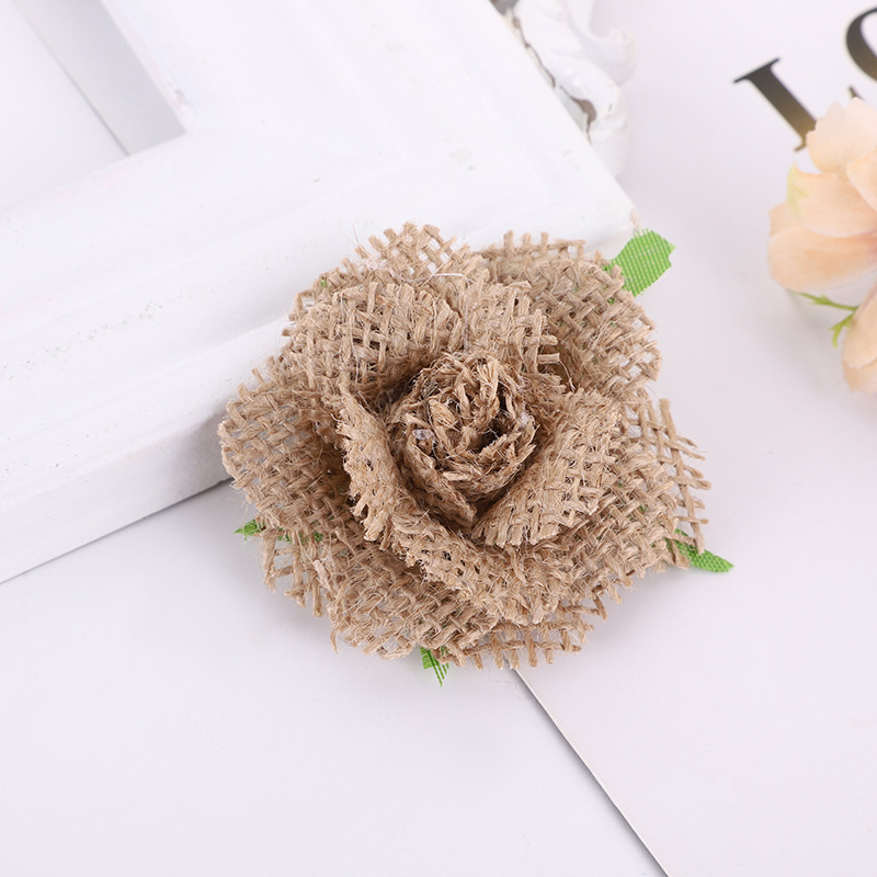 Bàn xếp gạch và tiệc hậu trang trí hoa.