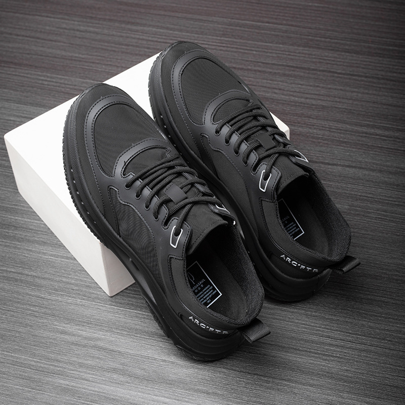 The new 2023 in the summer air-breeding man's shoes lighten up in black.