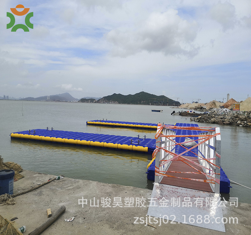 Plants rent plastic floats, floating platforms on water, docks, pontoon bridges, breeding net boxes.