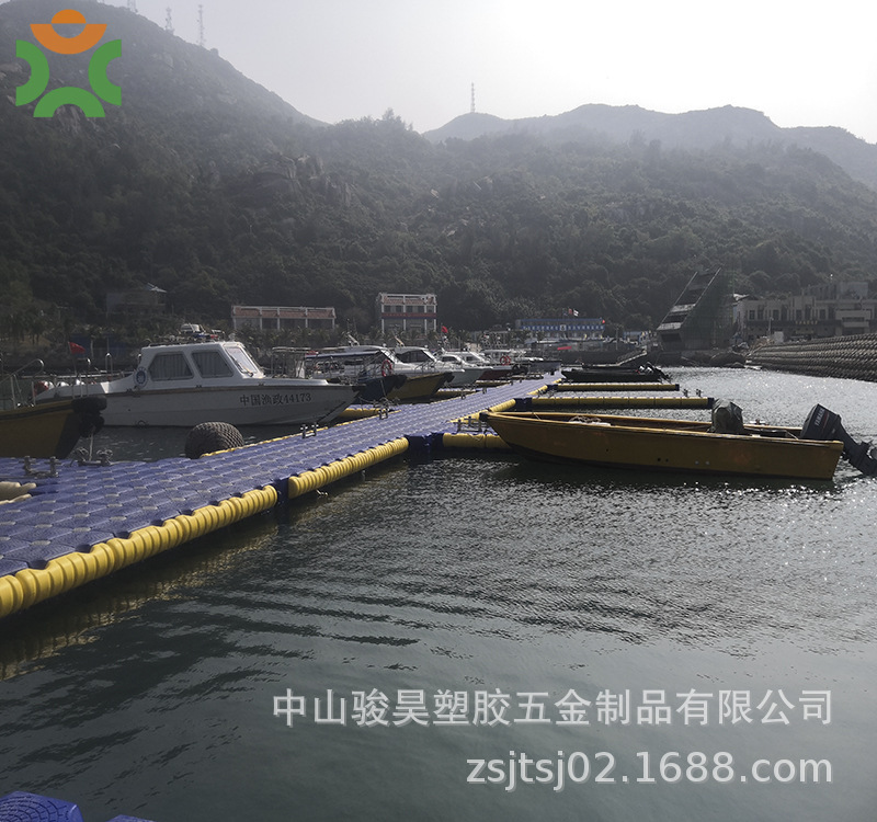 Plants rent plastic floats, floating platforms on water, docks, pontoon bridges, breeding net boxes.