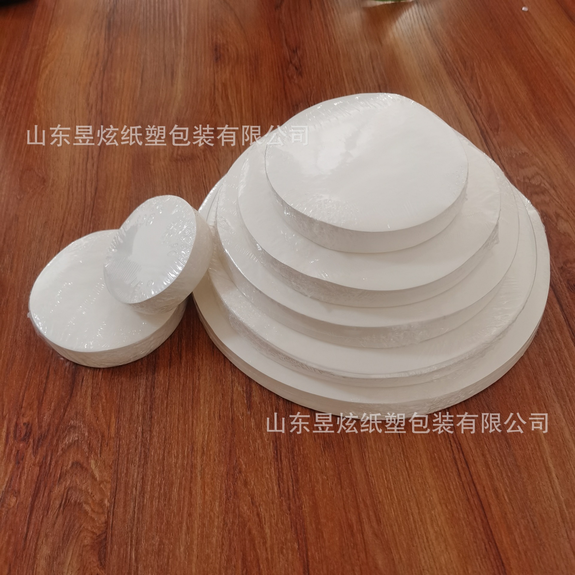 Hai mặt của vòng tròn đang nướng với giấy bốc hơi, giấy nướng nướng, giấy silicon nhiệt độ cao.