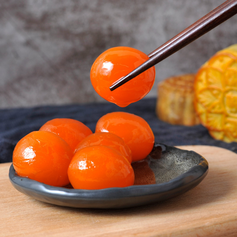 Một trong 250 g trứng muối lòng đỏ trộn với trứng vịt muối.