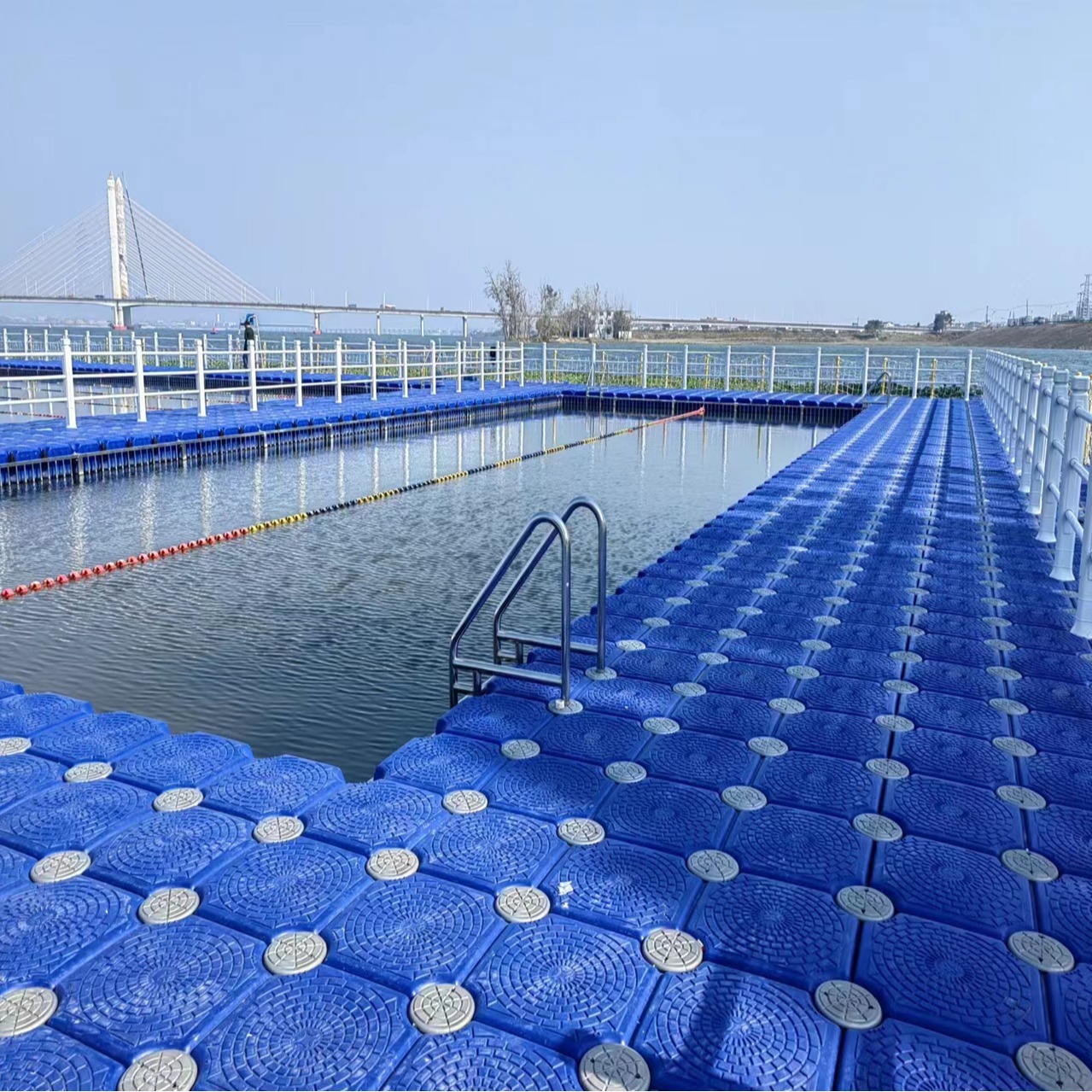 The plastic floats, floating water, swimming pools, floats, pier platforms.