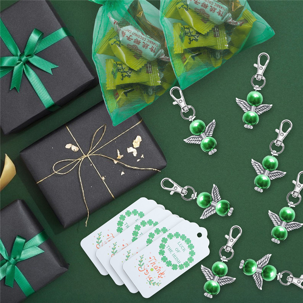 Những đôi cánh thiên thần mới tặng cho một túi đường xanh, của St. Patrick.