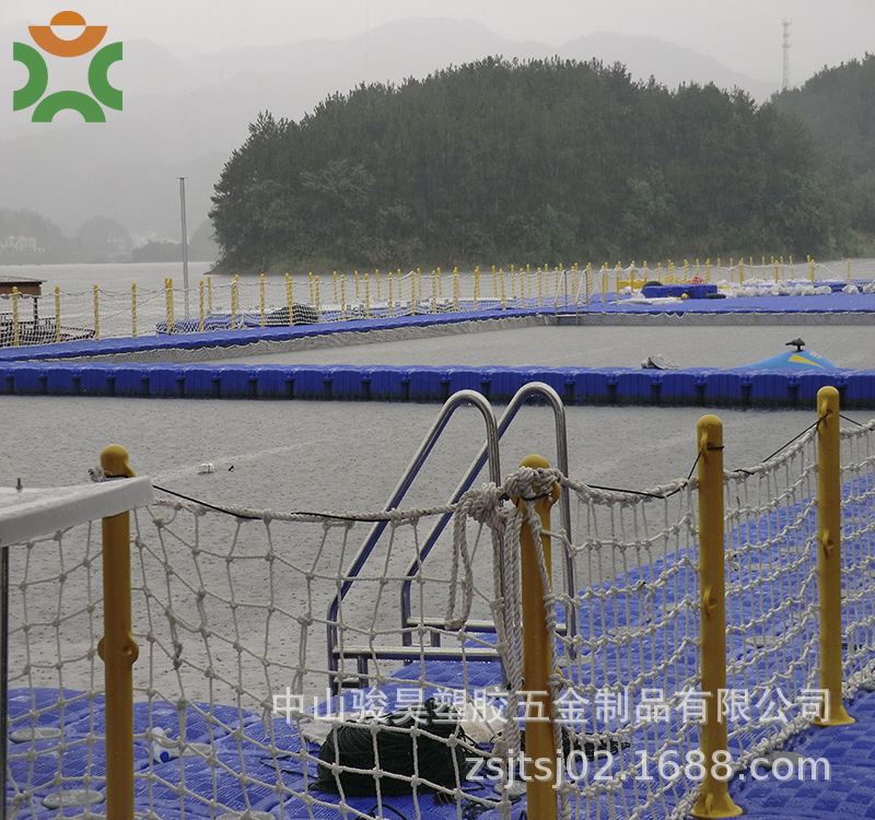 The plastic floats, floating water, swimming pools, floats, pier platforms.