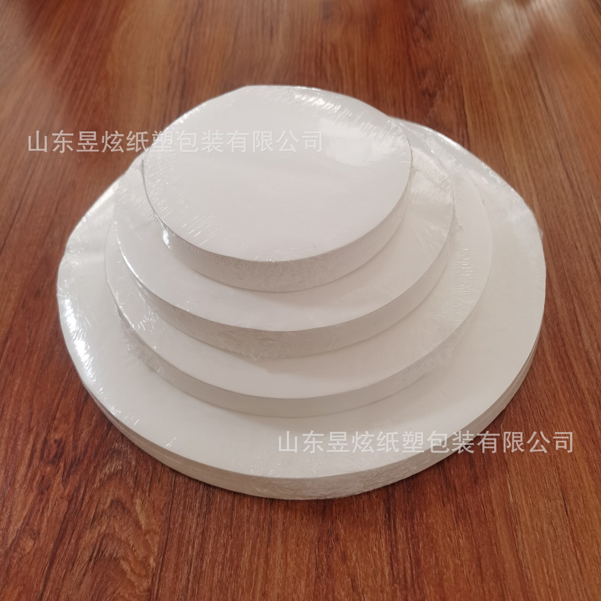 Hai mặt của vòng tròn đang nướng với giấy bốc hơi, giấy nướng nướng, giấy silicon nhiệt độ cao.