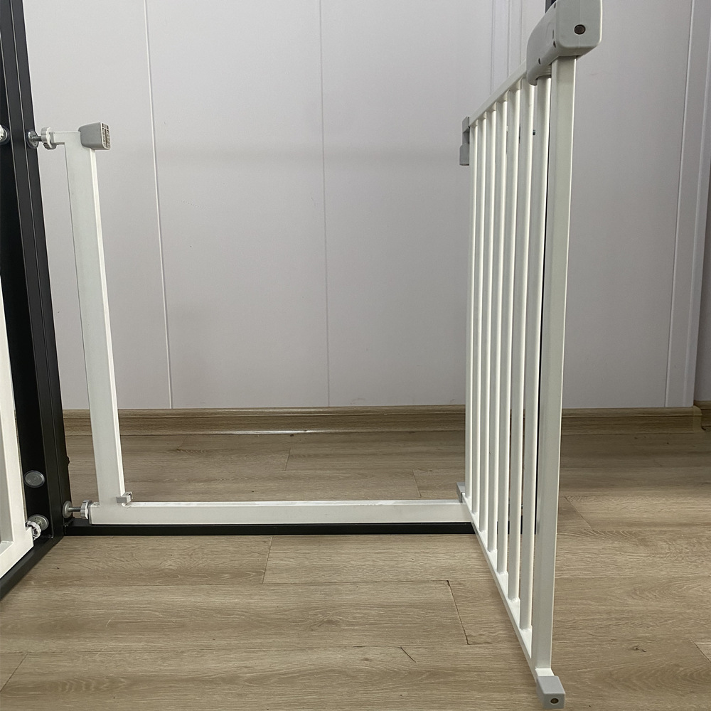 Magnetic iron-free automatic return to baby and baby safety gate.