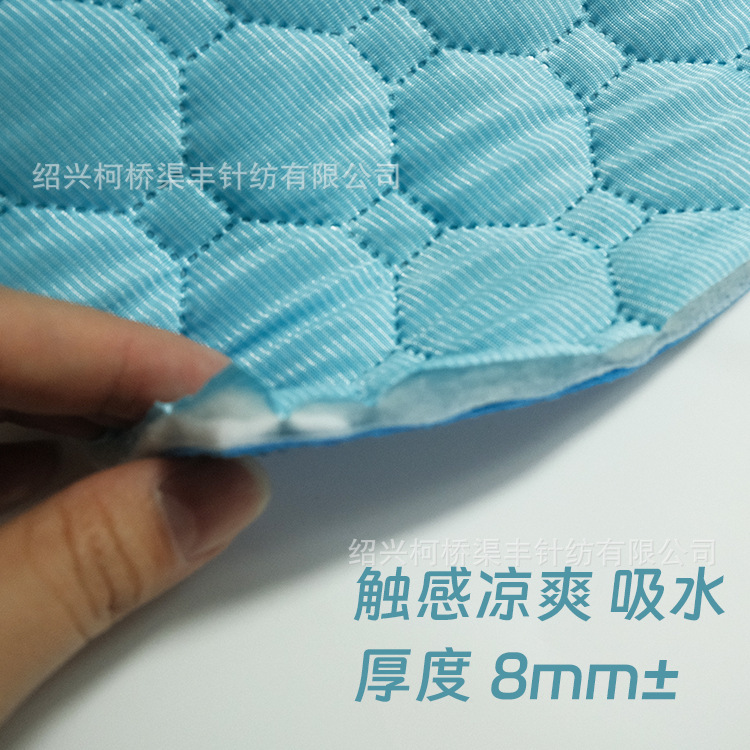 Làm lạnh 3 lớp bông bằng băng với một miếng băng siêu âm và một bộ phận nuôi thú cưng mềm mại.