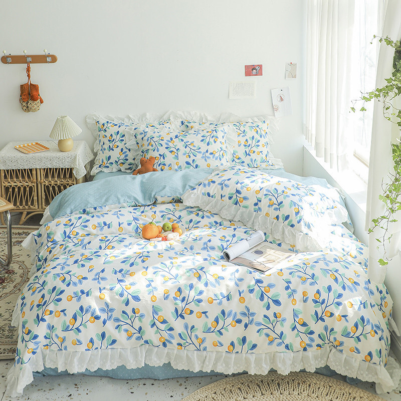 A bed full of four pairs of all-Korean girl's heart sheets is covered with three or four sets of bedding from the garden princess.