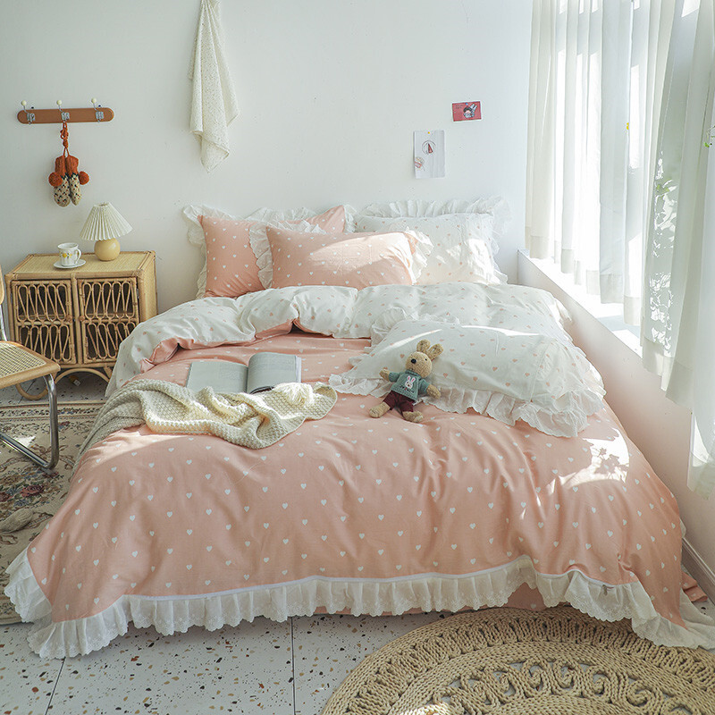 A bed full of four pairs of all-Korean girl's heart sheets is covered with three or four sets of bedding from the garden princess.