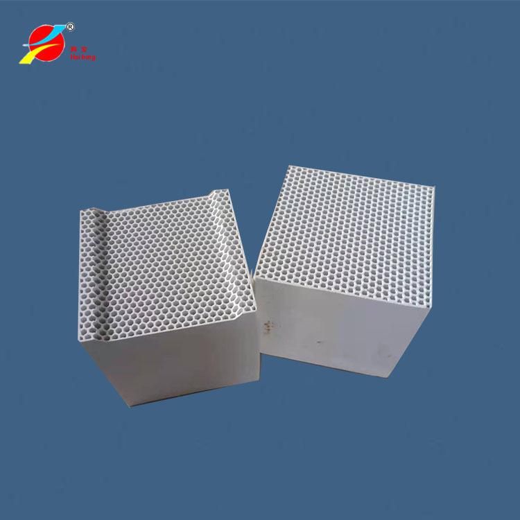 Aluminium dùng đồ gốm để sưởi ấm.