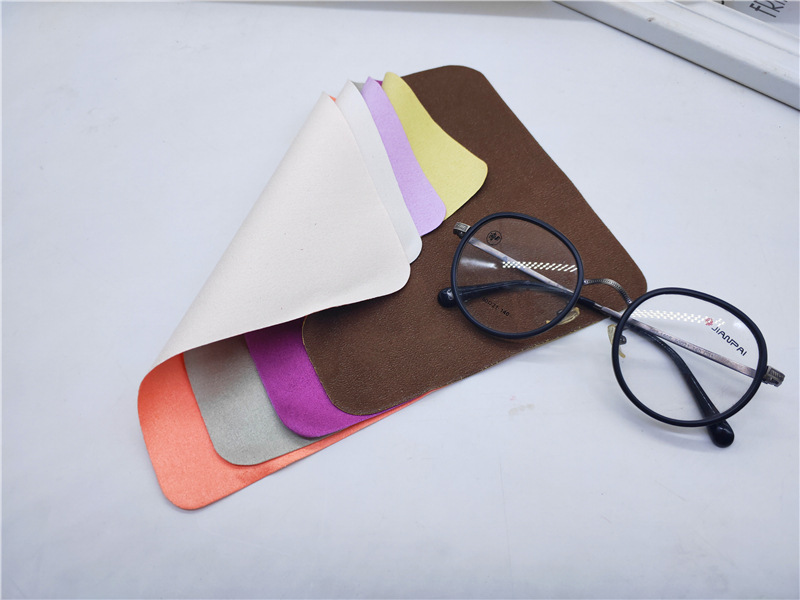 The manufacturer supplies double-coloured seaweed glasses and produces a screen cleaner for swirling lenses.