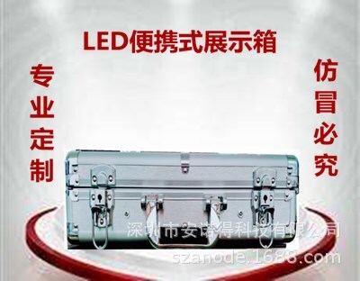 Chuyên gia tập trung vào thiết bị thử đèn LED trong một hộp trưng bày đèn LED có màu.