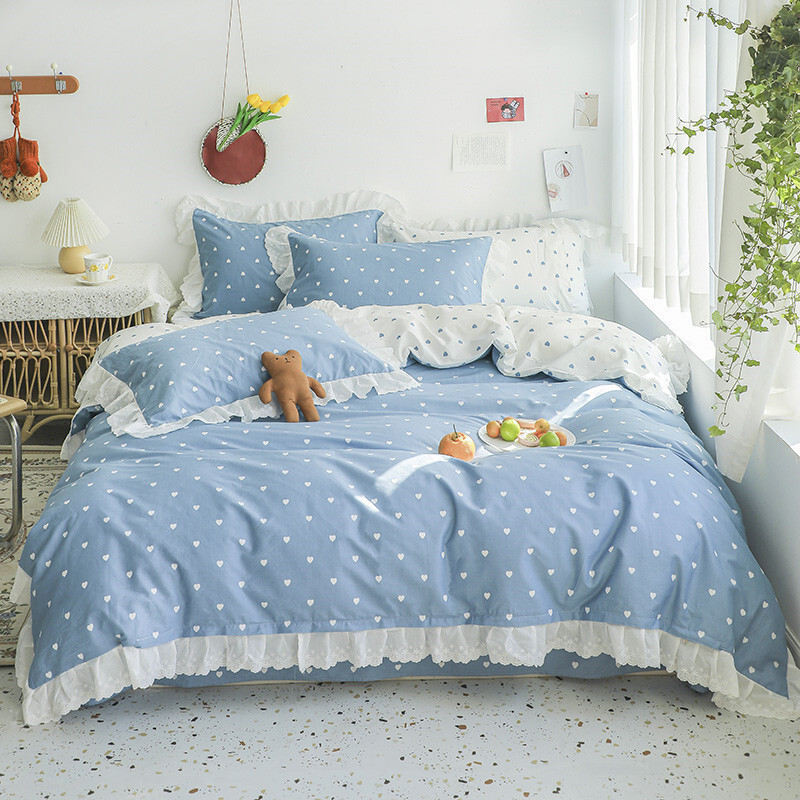 A bed full of four pairs of all-Korean girl's heart sheets is covered with three or four sets of bedding from the garden princess.