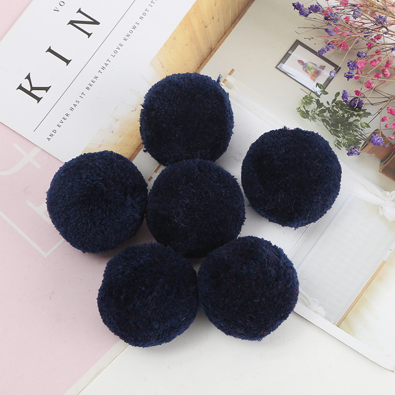 It's customised to a Christmas plum ball for Kassy-Mixer, a flair ball, clothing aid, and a wholesale by the tailor.