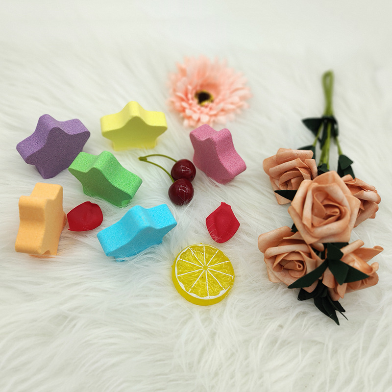 Băng qua biên giới để bán quả cầu phun nước, một quả bom tắm sao, một quả bom tắm, một quả bóng tắm.