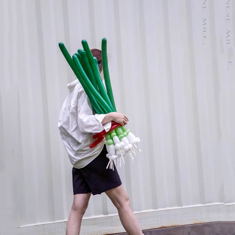 An onion bouquet of material packs, a 1.8g green white-coloured balloon weave balloons.