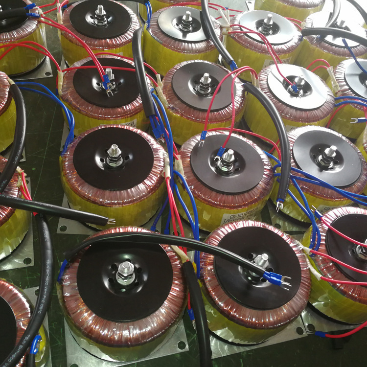 큰 전력 단일 사이클 분리 변압기 450 W 400 V ~ 230 V 전체 구리 전력 변압기 도매