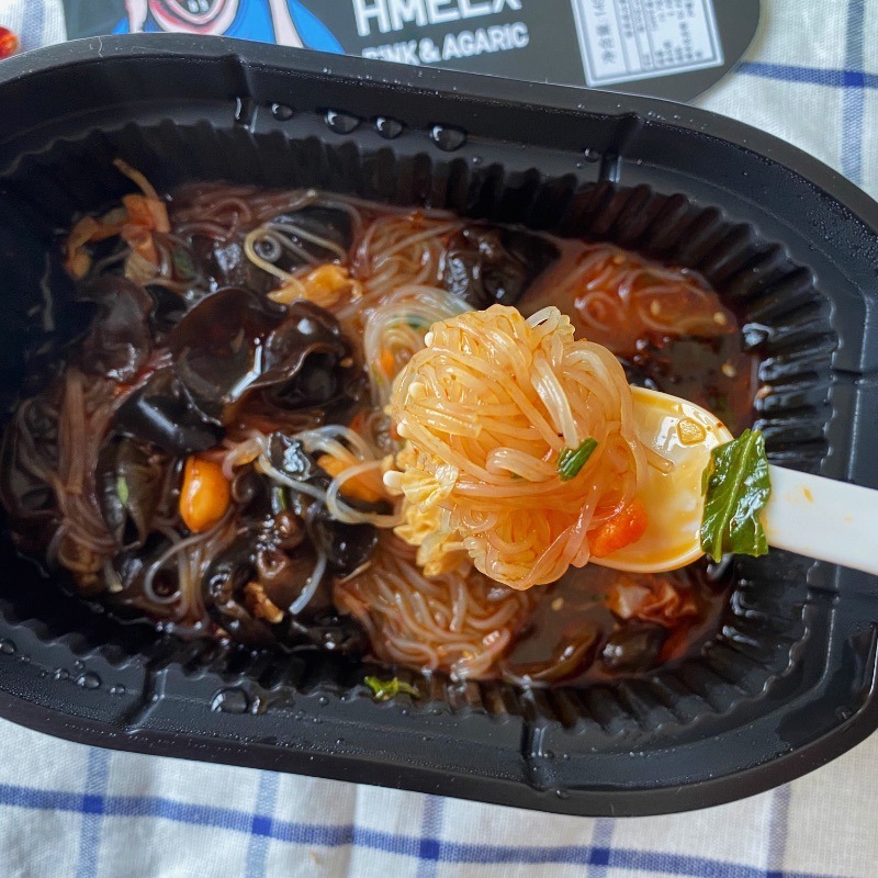 Bánh khoai tây hồng nướng với rau cải, bột chua.