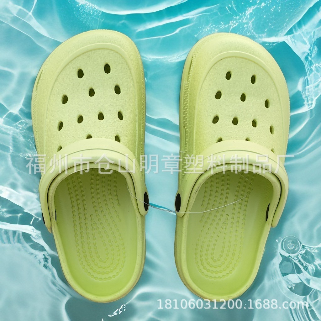 Những người đàn ông và phụ nữ mới sống trong hang động và giày dép bên ngoài mùa hè với đôi dép cỡ ngắn.