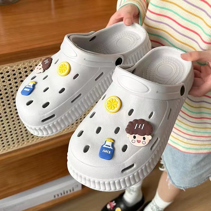Những người đàn ông và phụ nữ mới mùa hè với đôi dép vườn phụ nữ bên ngoài giày.