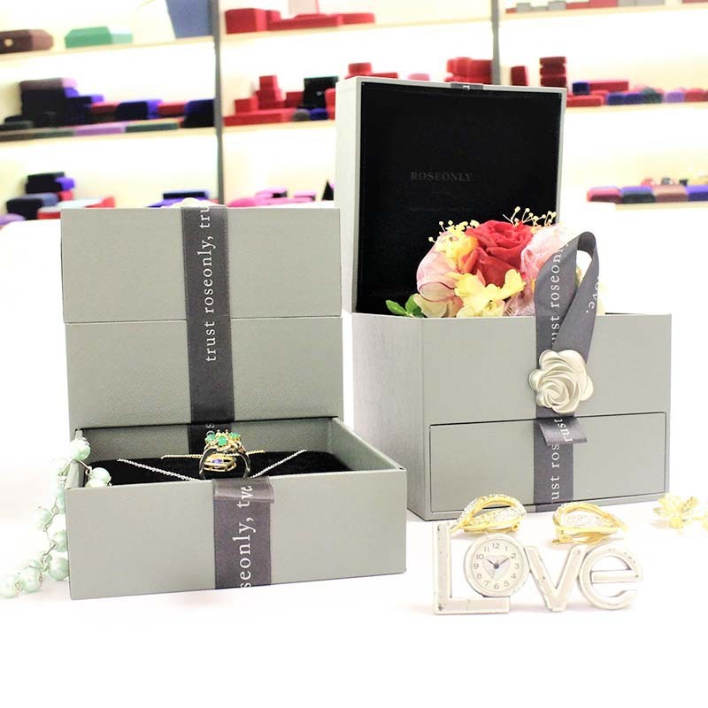 Wholesale of a box of flowers with a box of flowers in a box of jewelry.