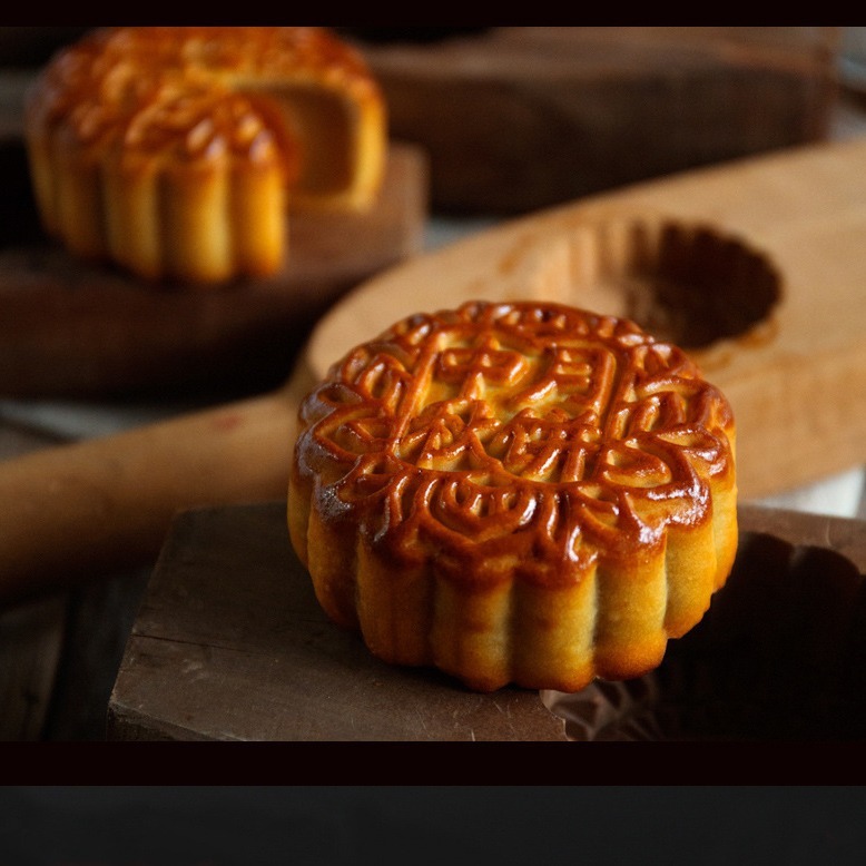 "Six-Journey, a wide-range double yolk yolk yolk omelet mooncake barber, red bean salsa salsa cake wholesale."