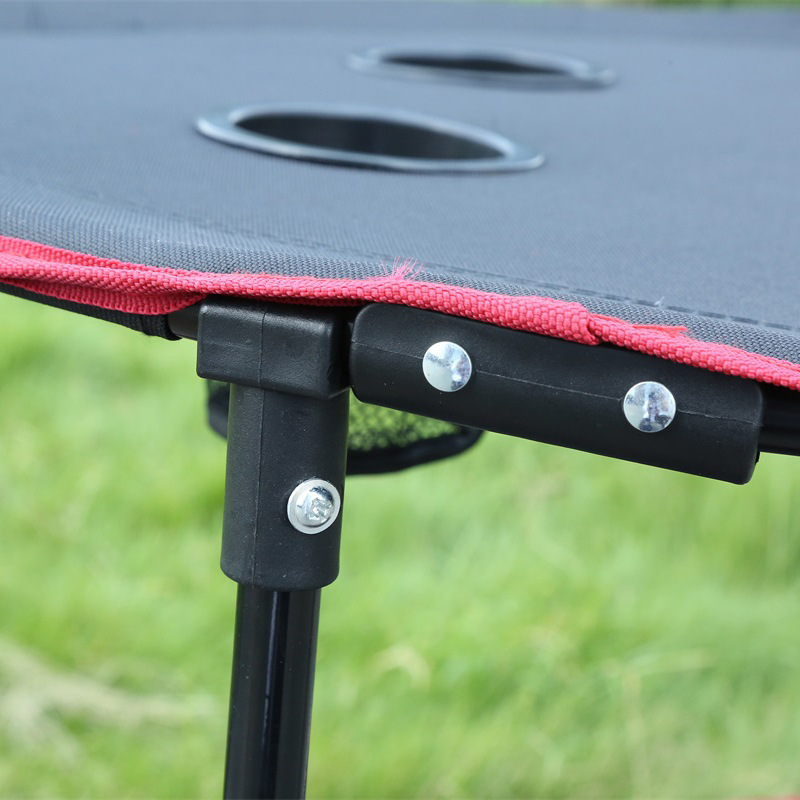 The beach folds the table and table.